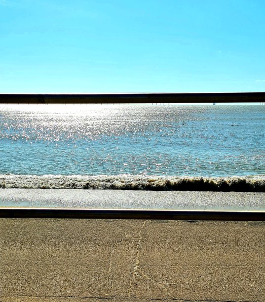 穿过克拉克顿海滩的栏杆图片下载