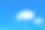 在一个阳光明媚的夏日里，在屋顶的映衬下，蓝天和白云。图片下载