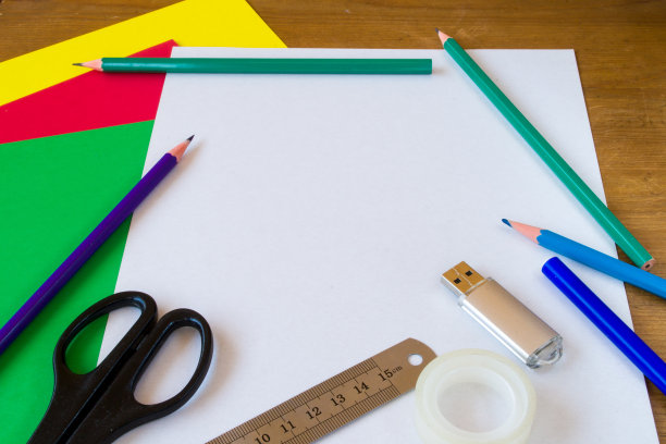 学校的背景。一张白纸放在一张木桌上。图片下载