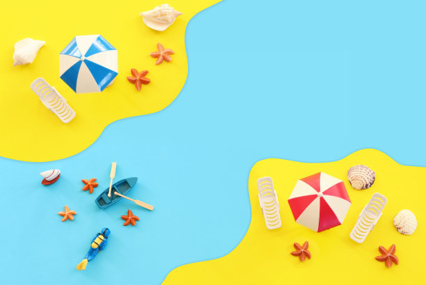 假日顶视图图像的热带海洋和沙滩椅子下的雨伞。夏季旅游和度假概念图片下载