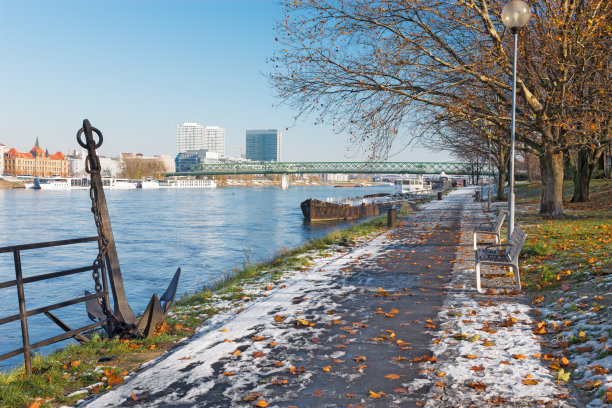 布拉迪斯拉发-风景多瑙河步行街与旧桥在背景。图片下载