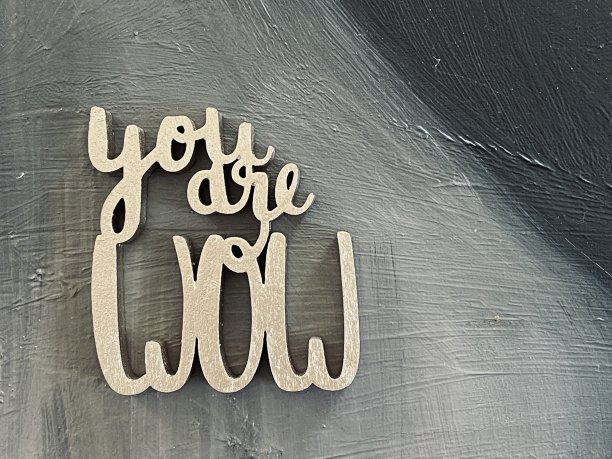 金色的文字你是哇在灰色的黑色背景图片下载