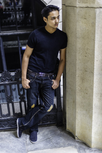 年轻人在外面思考图片下载