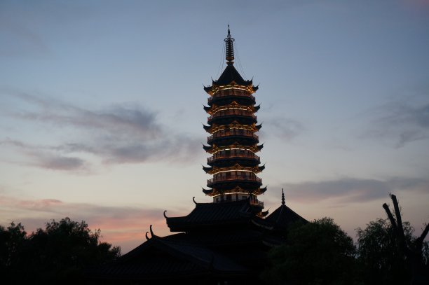 塔在日落图片下载