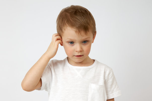 小男孩陷入了沉思，在白色的背景上抓耳挠腮图片下载