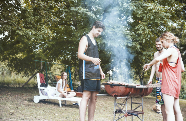 朋友们在大自然中露营和烧烤图片下载