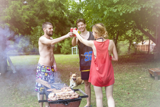 年轻人边吃烧烤边喝啤酒图片下载