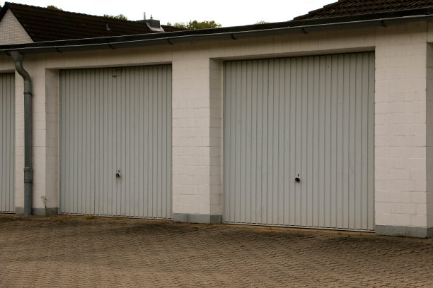 许多车库都有一排金属门图片下载
