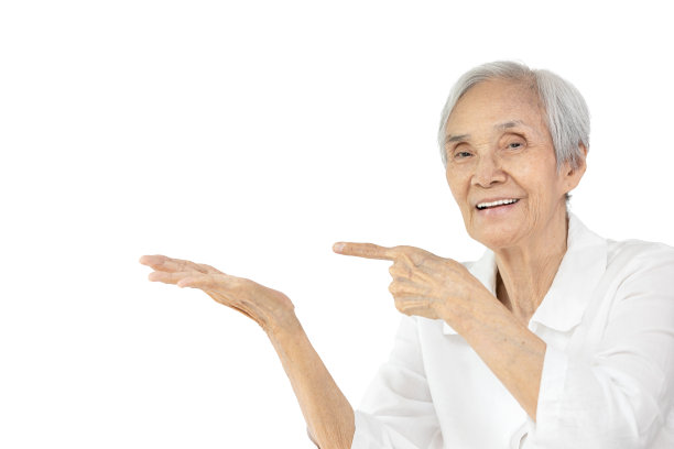 资深女性摊开手掌，展示或展示你的产品，指向你的优质产品，为企业进行市场营销，宣传推销产品，孤立在白色背景上图片下载