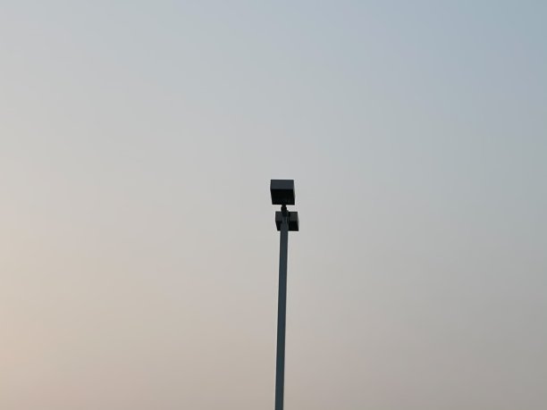 晚上有电线杆和天空图片下载