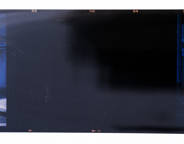 空白媒体格式的电影框架上的白色。图片下载