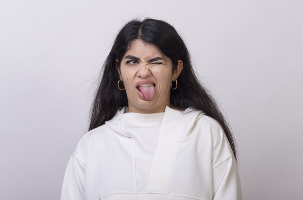 女人厌恶地做了个鬼脸。图片下载