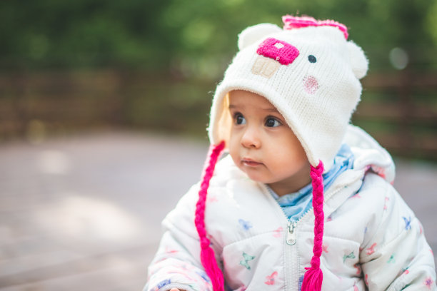 小女孩的肖像在寒冷的天气在户外玩耍图片下载