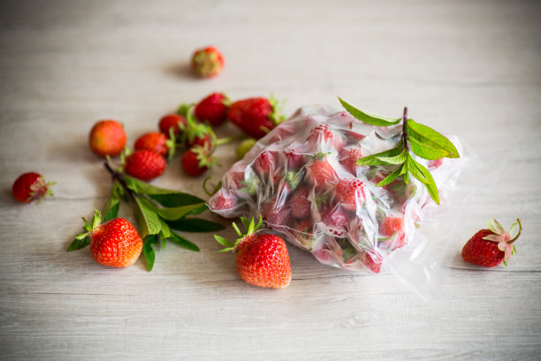 真空袋装的冷冻新鲜草莓图片下载