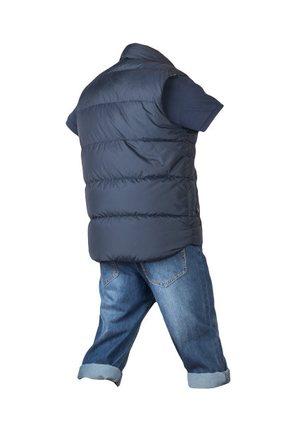 牛仔短裤，t恤与领口纽扣和夹克没有袖子孤立在白色背景图片下载