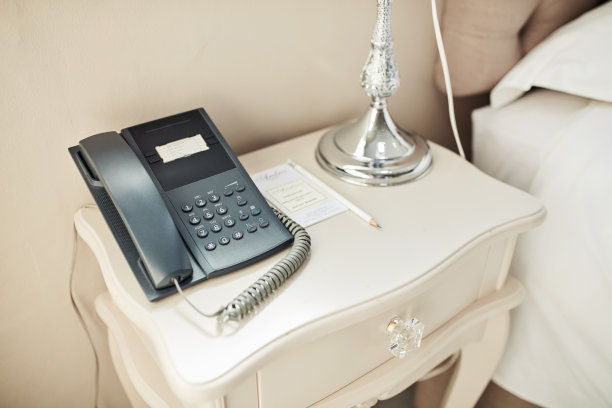 这是酒店床头柜上的手机图片下载