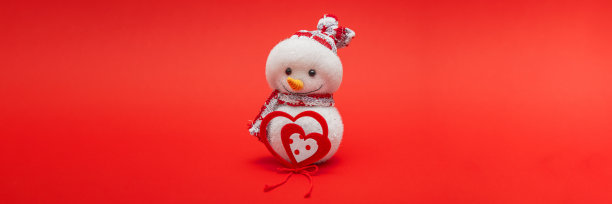 圣诞卡，恭贺新禧。红色背景上的雪人，放置文本。圣诞节或新年的概念。副本的空间。图片下载