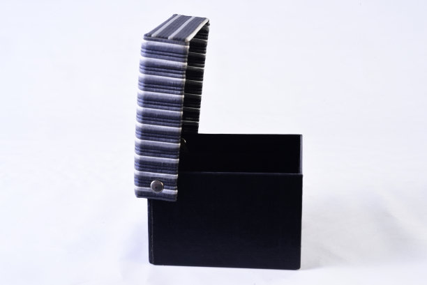 装饰珠宝礼品盒孤立侧视图上的白色背景。图片下载