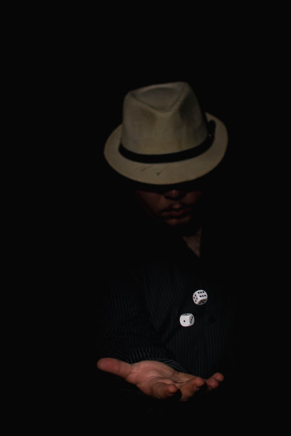 白色骰子在绿色背景上滚动，赌博，骰子游戏，好玩。在空中投掷骰子。图片下载