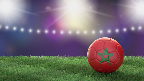 在一个明亮模糊的体育场背景上的国旗颜色的足球。摩洛哥图片下载