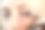 化妆师为一个年轻女子在棕色和粉红色的近距离眼妆图片下载