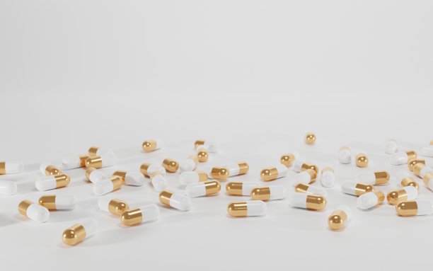 药丸胶囊在白色的背景下，堆着白色的金质药片。药品塑料瓶，抗生素或营养补充剂，维生素欧米茄3或化妆品油，3d插图图片下载