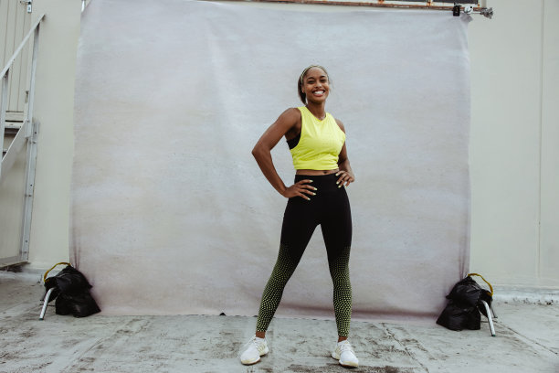 自信的健身女人在建造露台图片下载