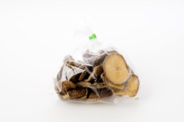 袋装干香菇，白色背景图片下载