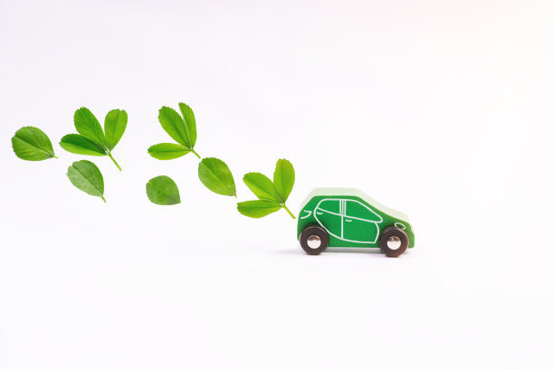 环保车的概念。零排放汽车。电动汽车。白色背景下的绿色木制汽车。图片下载