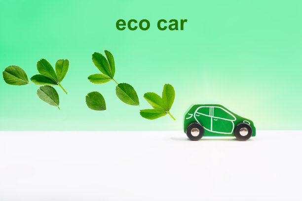 横幅。购买安全运输。绿色背景上的绿色木制汽车。环保车的概念。零排放汽车。电动汽车。空气清洁。图片下载