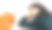 从上面看，一个疲惫的年轻女人在工作场所的桌子上睡着了。女裁缝在靠近布料的桌子上睡着了。劳累的裁缝在工作中睡觉。图片下载