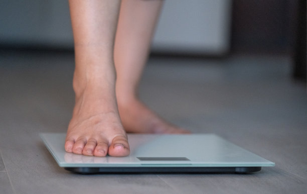 浴室秤上的女性脚与卷尺库存照片图片下载