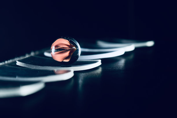 红色大理石球在玻璃表面的独特照片图片下载