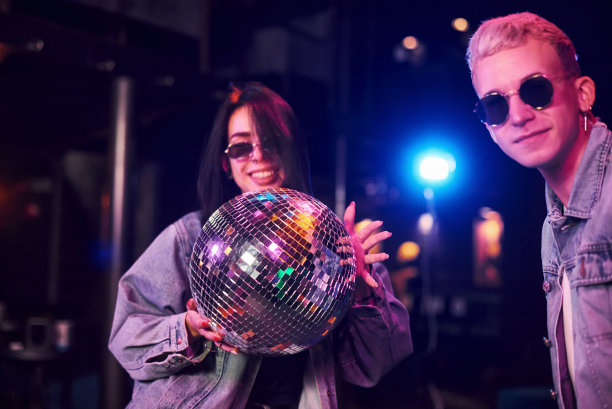 年轻人在五颜六色的激光灯光下的夜总会里玩得很开心图片下载