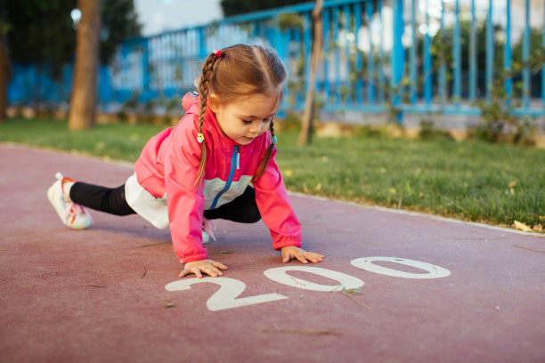 小女孩在跑道上准备跑步图片下载