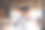戴着虚拟现实眼镜和穿着休闲衣服的孩子在游戏室里玩得很开心图片下载