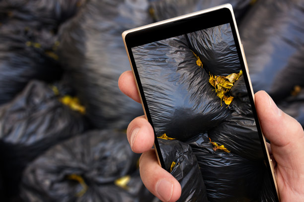 手机屏幕上的垃圾袋。图片下载