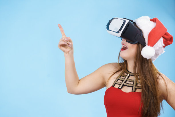 女孩在虚拟现实眼镜观看3d电影之旅。图片下载