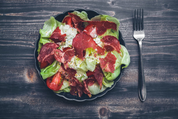 配肉、番茄、生菜和酸奶油酱的沙拉。图片下载