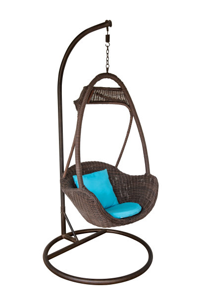 柳条吊椅秋千上挂着一串青色的靠垫，枕头孤立在白色的背景上图片下载