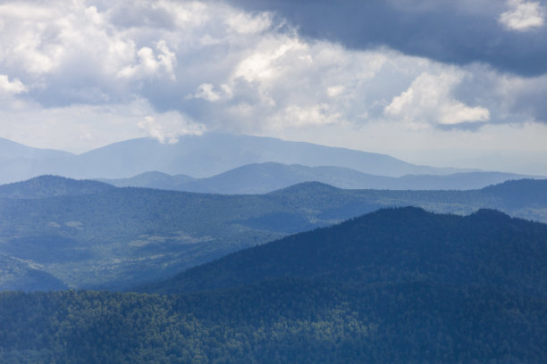 远方的青山。山Shoria风景。克麦罗沃,俄罗斯图片下载