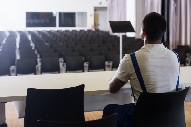 一个人在舞台对面空荡荡的大厅图片下载