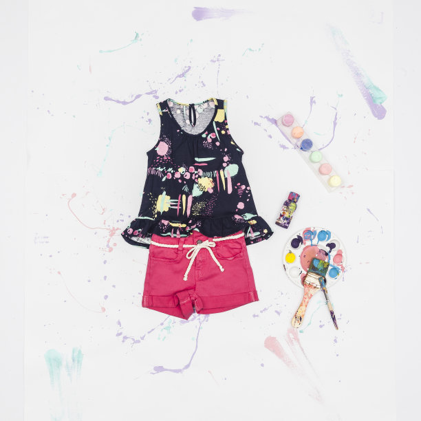 妇女儿童时尚-女童服装;照片上的白色背景。图片下载