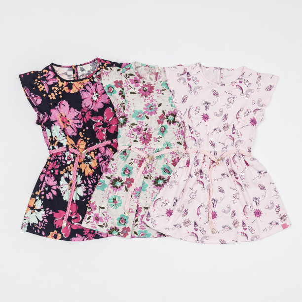 妇女儿童时尚-女童服装;照片上的白色背景。图片下载