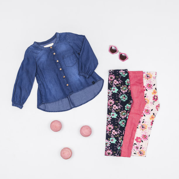 妇女儿童时尚-女童服装;照片上的白色背景。图片下载