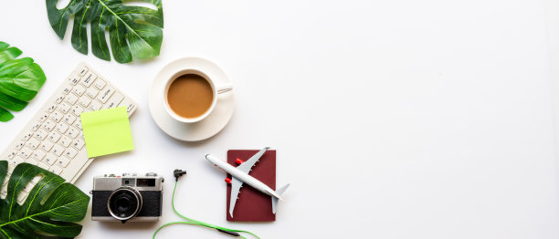 旅行配件和绿杯咖啡与旅游背包和访问计划旅行目的地和假期，叶绿和白色的背景。图片下载