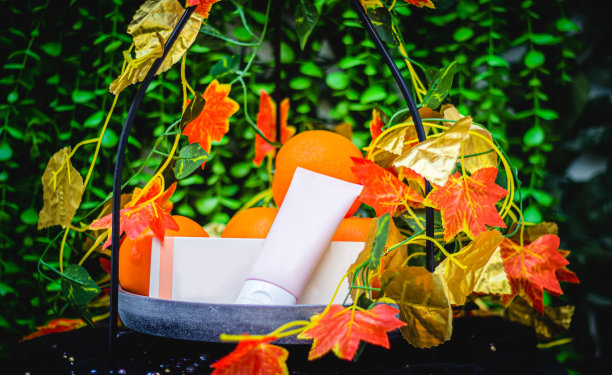 水疗产品内的水果篮与橙子和绿色的背景图片下载