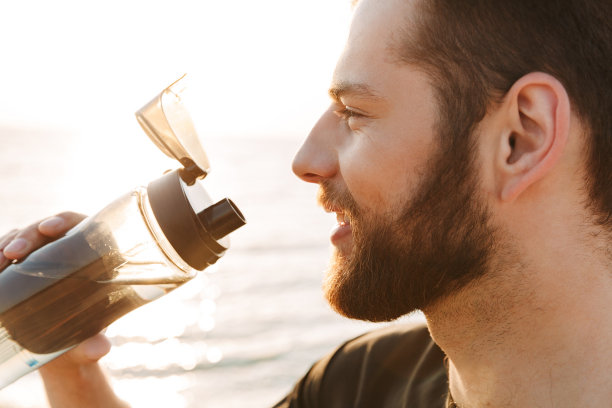 一个快乐的年轻运动员的特写图片下载