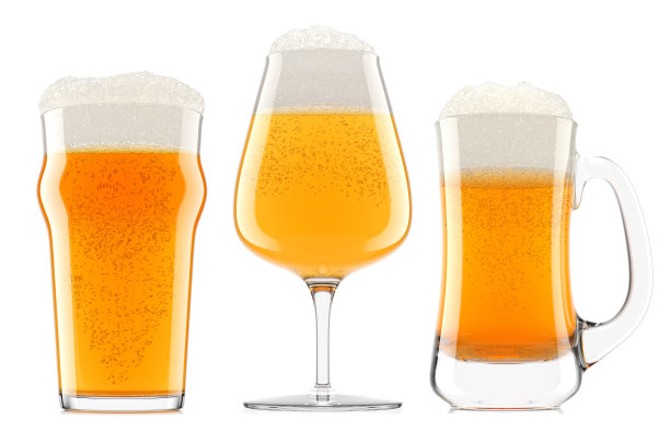 一套新鲜啤酒在不同的杯子与泡沫隔离在白色。图片下载
