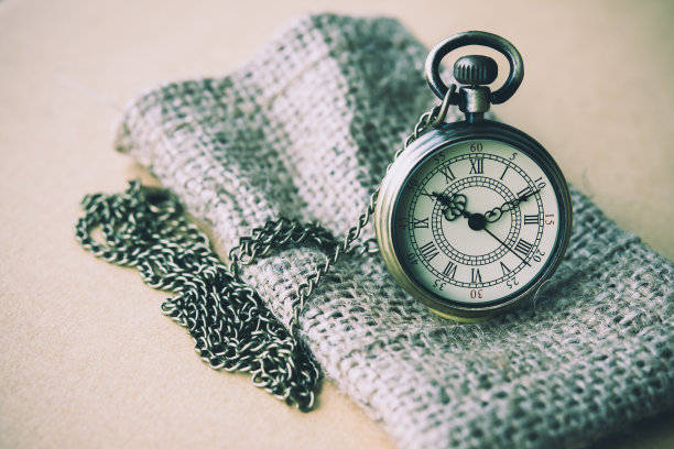 旧怀表在寂寞的气氛中。图片下载